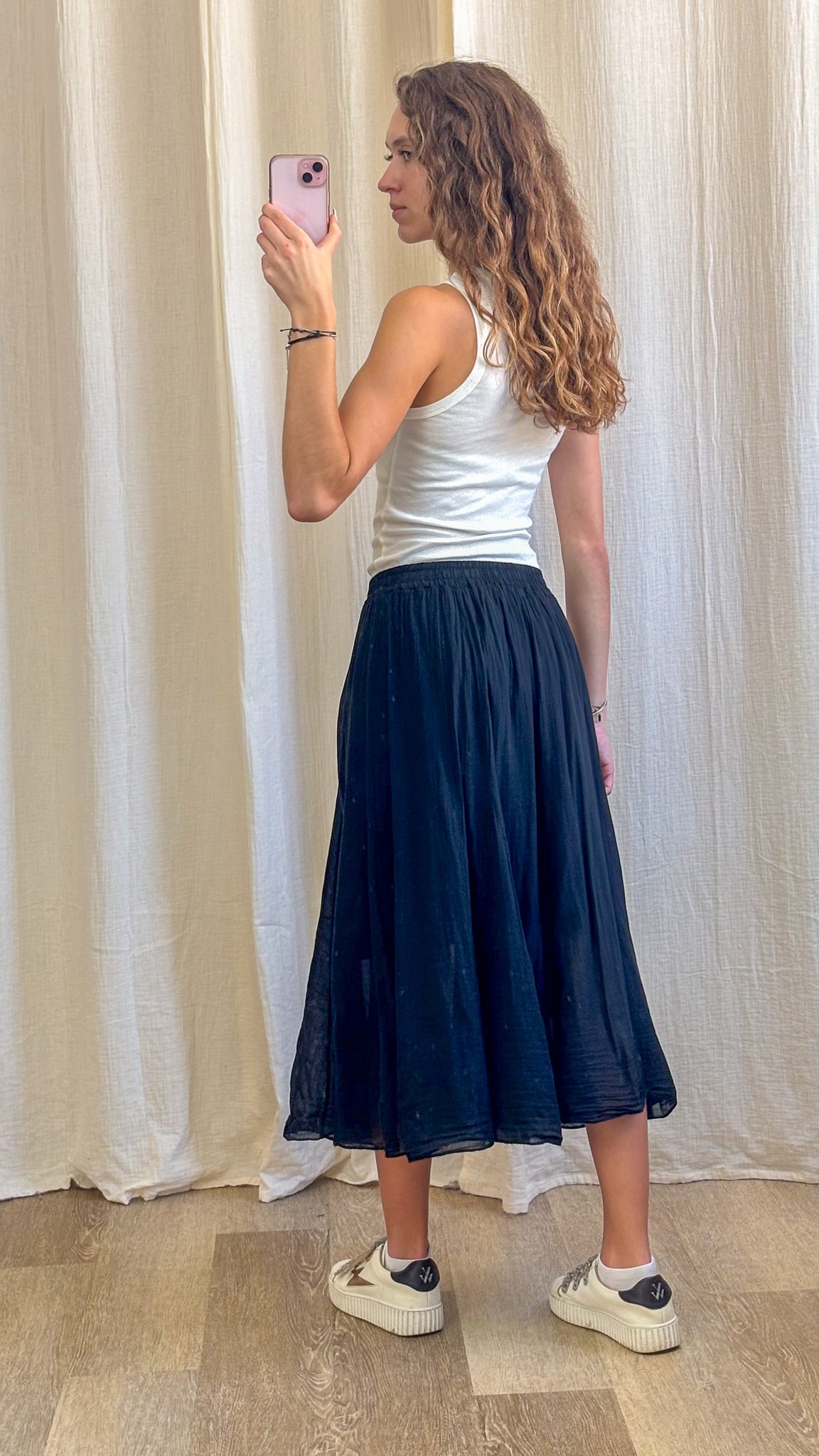 Jupe longue fluide bleu marine taille élastique Zélie, jupe midi légère bohème femme avec baskets