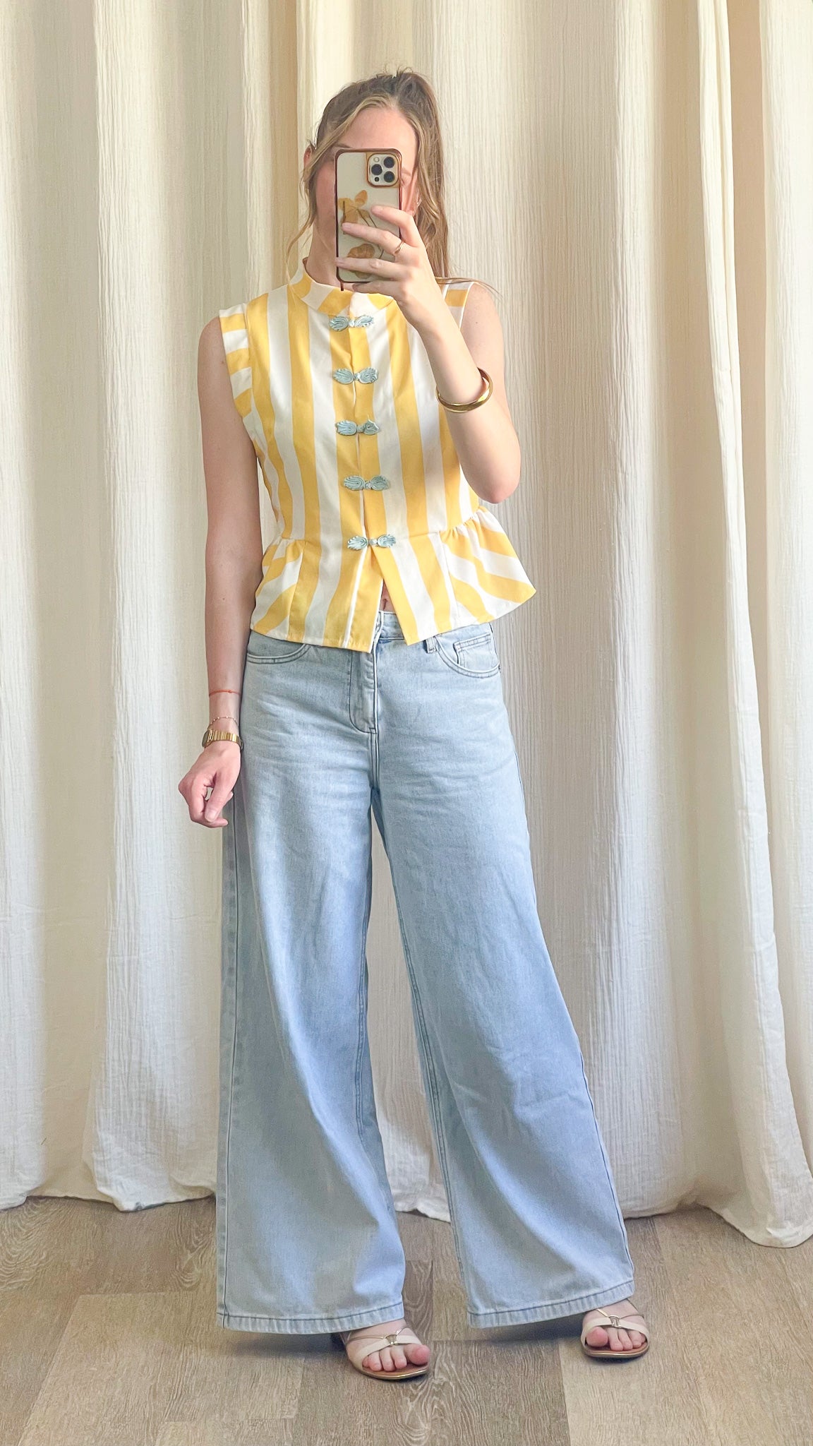 Top mandarin rayé jaune et blanc sans manches avec boutons brandebourgs bleus, coupe cintrée femme style asiatique