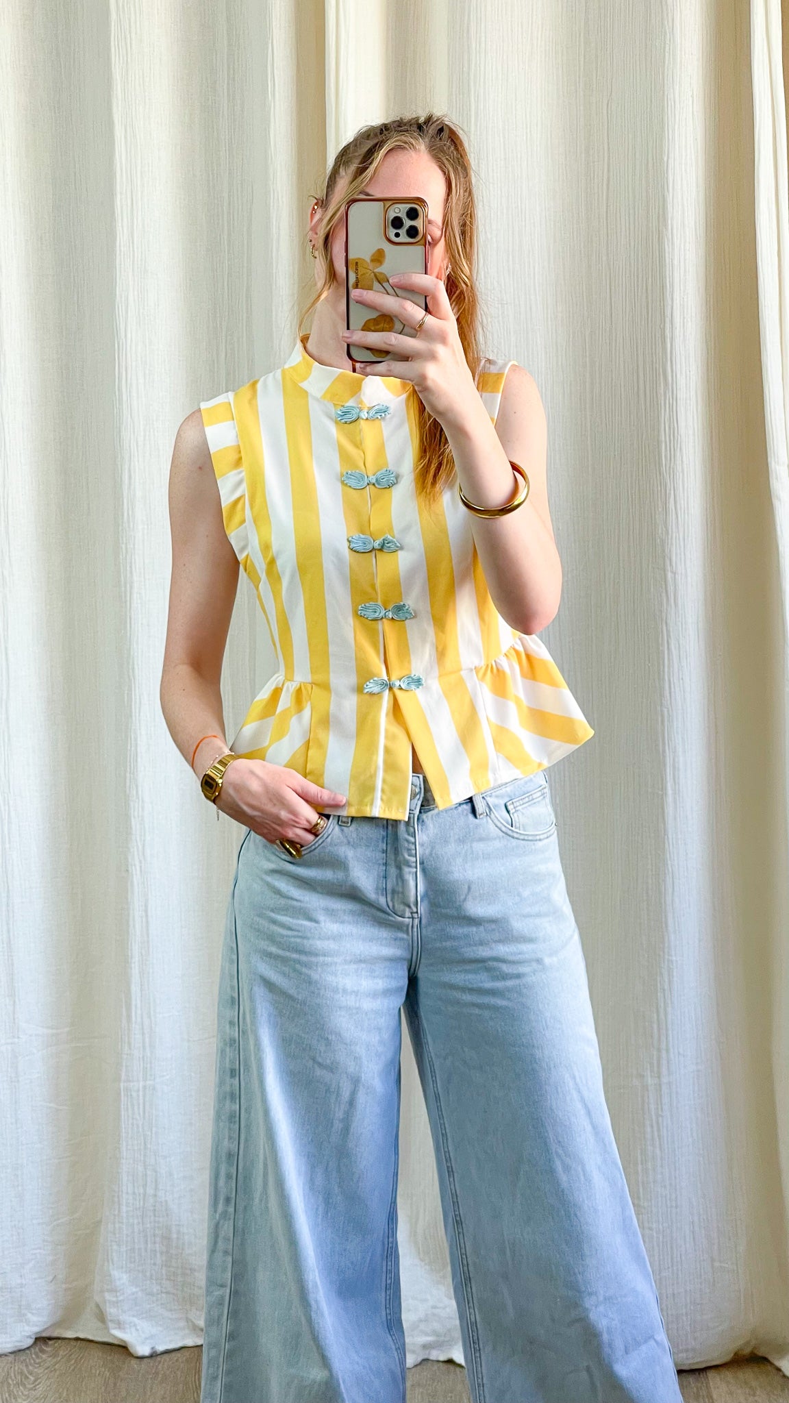 Top mandarin sans manches rayé jaune et blanc avec boutons brandebourg bleus, coupe péplum femme style vintage