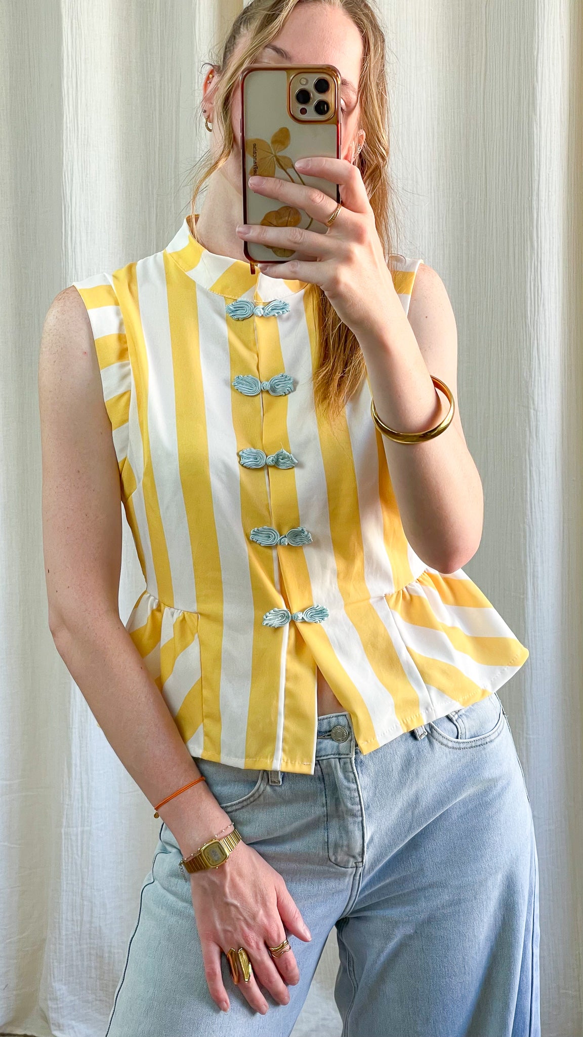 Top mandarin sans manches rayé jaune et blanc avec brandebourgs bleus style asiatique femme