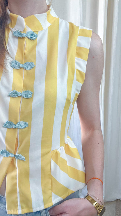 Top mandarin femme rayures jaune et blanc sans manches avec brandebourgs bleu ciel style asiatique chic été