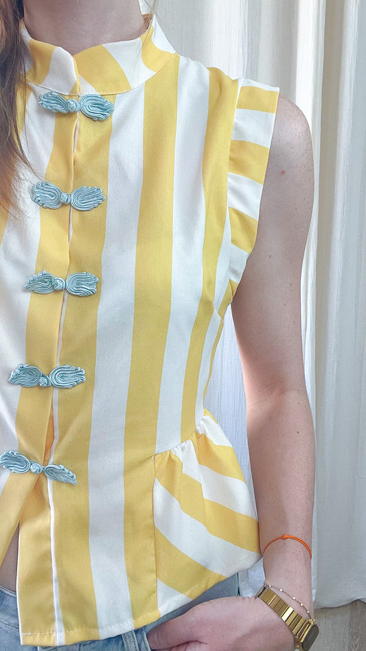 Top mandarin femme rayures jaune et blanc sans manches avec brandebourgs bleu ciel style asiatique chic été
