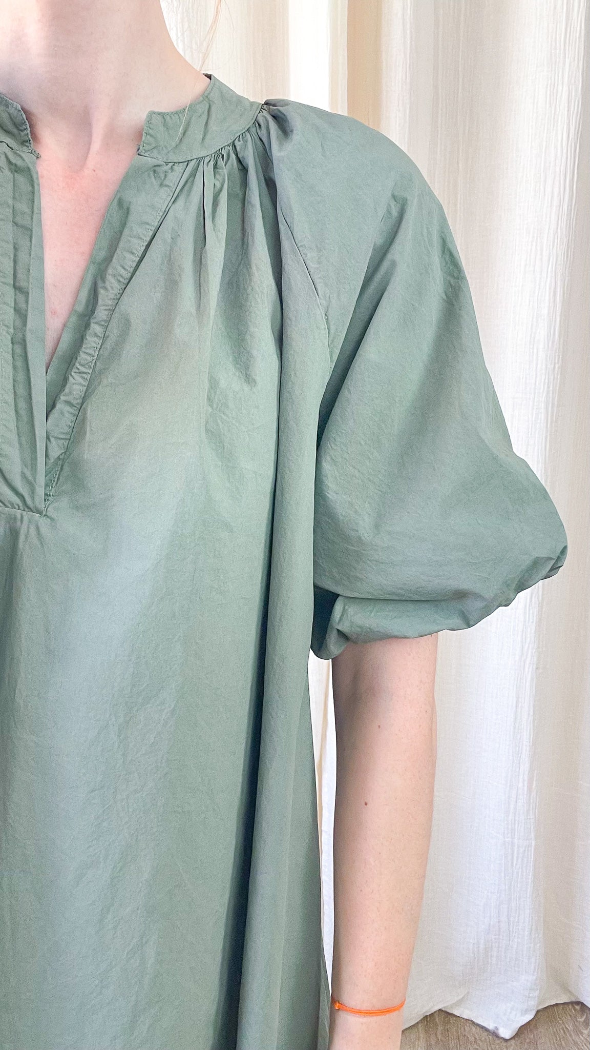 Robe Emma vert sauge manches ballon bouffantes col V femme coupe ample fluide style bohème chic