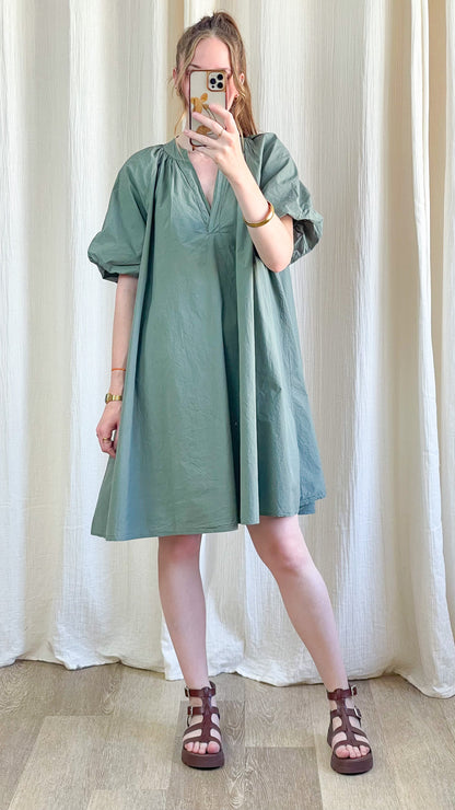 Robe Emma vert sauge coupe ample manches bouffantes col V, robe légère été femme style bohème chic