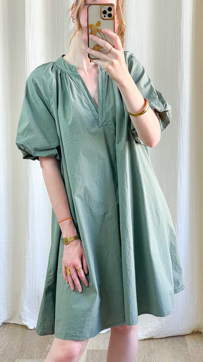 Robe Emma vert sauge coupe ample manches bouffantes col V femme style minimaliste été