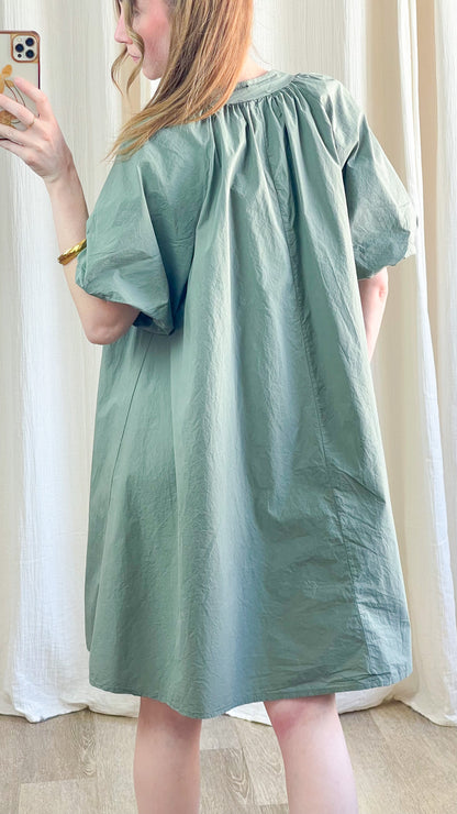 Robe Emma vert sauge coupe ample manches ballon en coton froissé femme style minimaliste décontracté