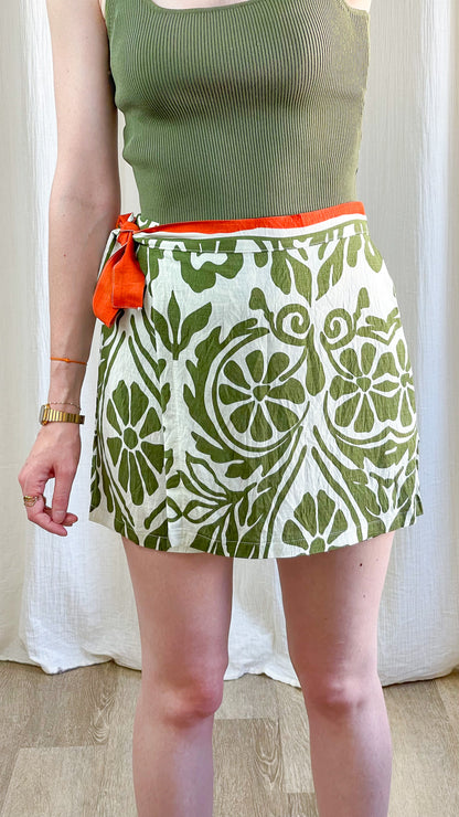 Jupe-short portefeuille Lucie imprimé floral vert et blanc avec ceinture orange style tropical femme été