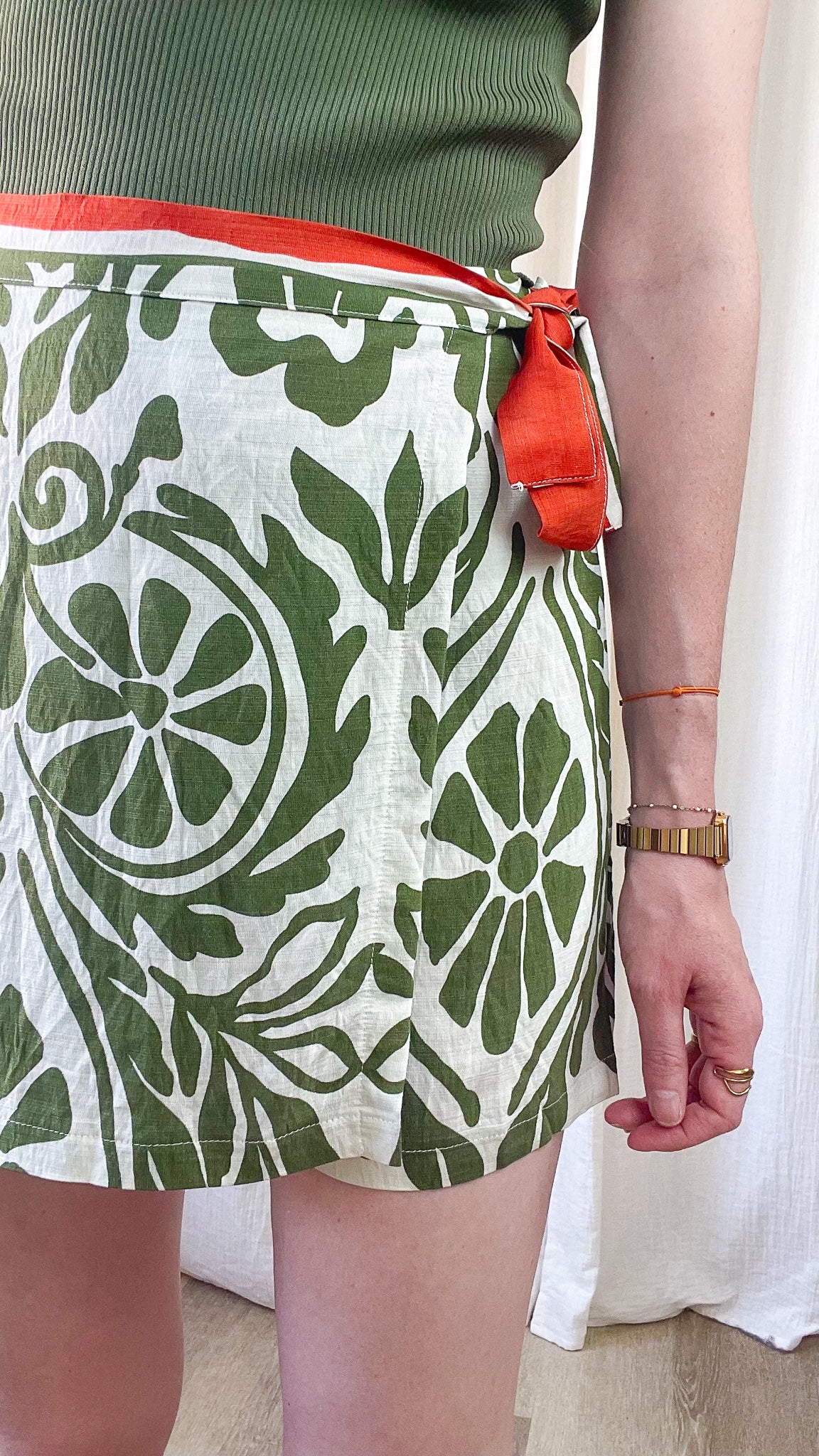 Jupe-short Lucie imprimé tropical vert et blanc avec ceinture orange femme été style bohème chic