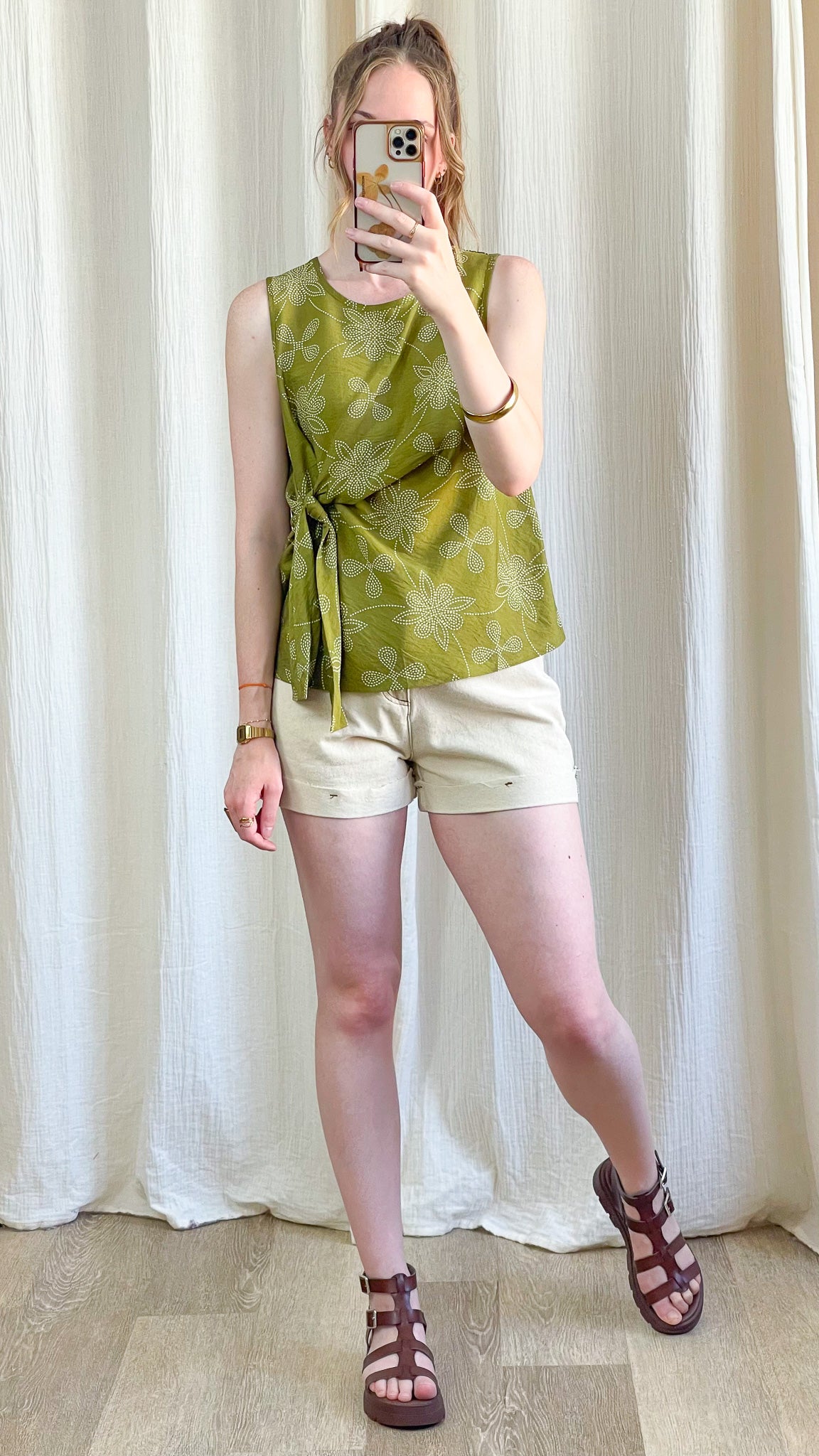 Top sans manches vert olive motif floral blanc avec nœud côté, coupe fluide femme style bohème été
