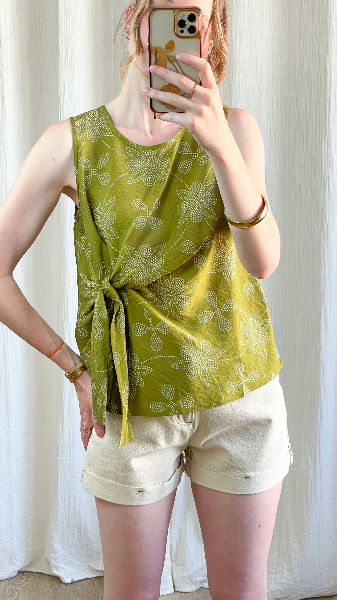 Top sans manches vert olive imprimé fleurs blanches avec nœud latéral, style bohème chic femme été