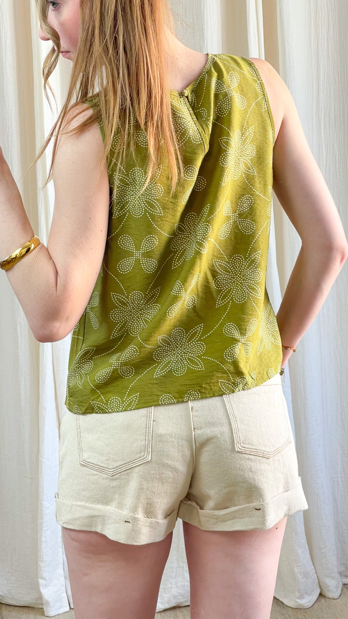 Top sans manches vert olive motif floral pointillé blanc, coupe fluide légère, style bohème chic femme printemps été