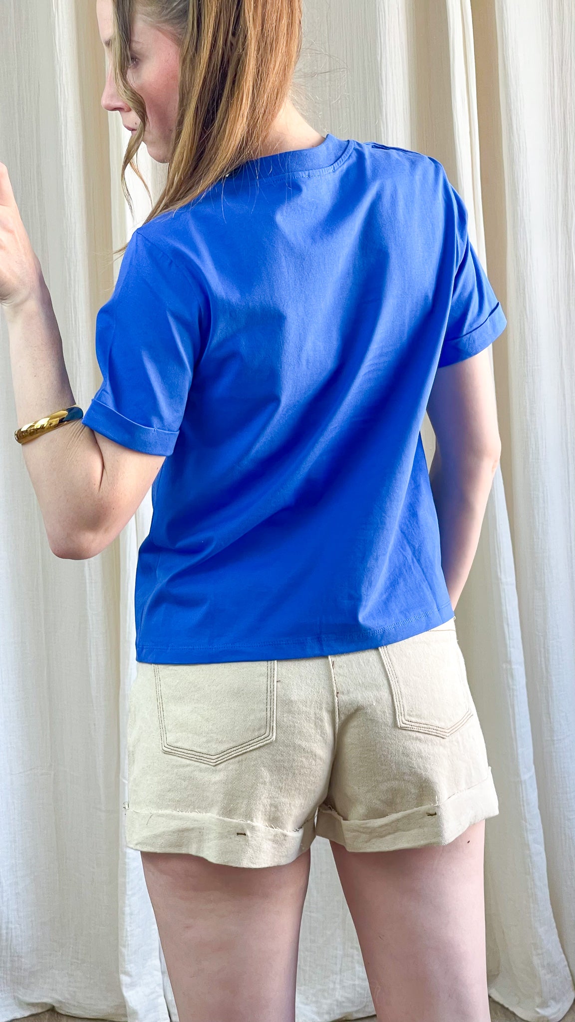 T-shirt bleu roi coupe droite manches courtes femme, style casual basique à associer avec short beige