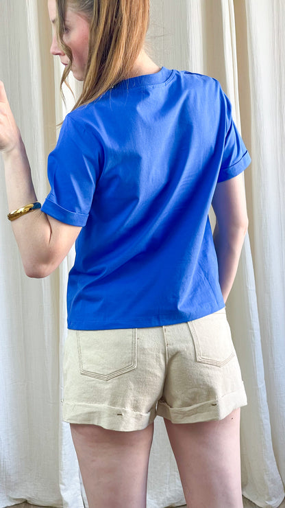 T-shirt bleu roi coupe droite manches courtes femme, style casual basique à associer avec short beige