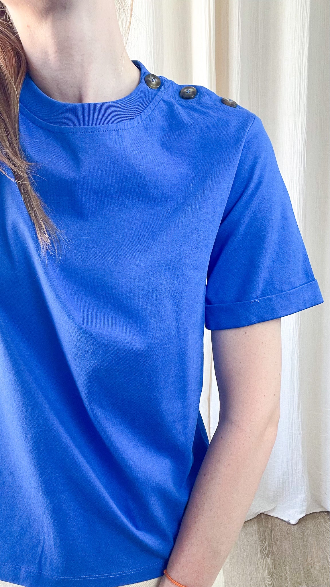 T-shirt Nour bleu roi femme avec boutons épaule et manches courtes retroussées style casual chic