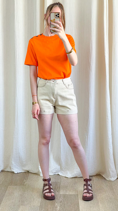 Short Héloïse beige écru en jean taille haute coupe décontractée porté avec t-shirt orange femme été