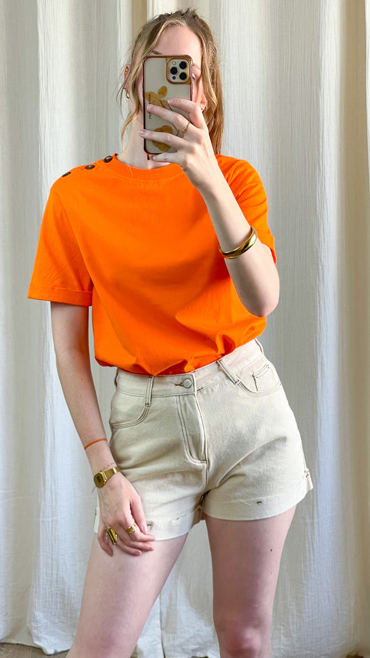 T-shirt Nour orange vif manches courtes détail boutons épaule femme style casual chic été