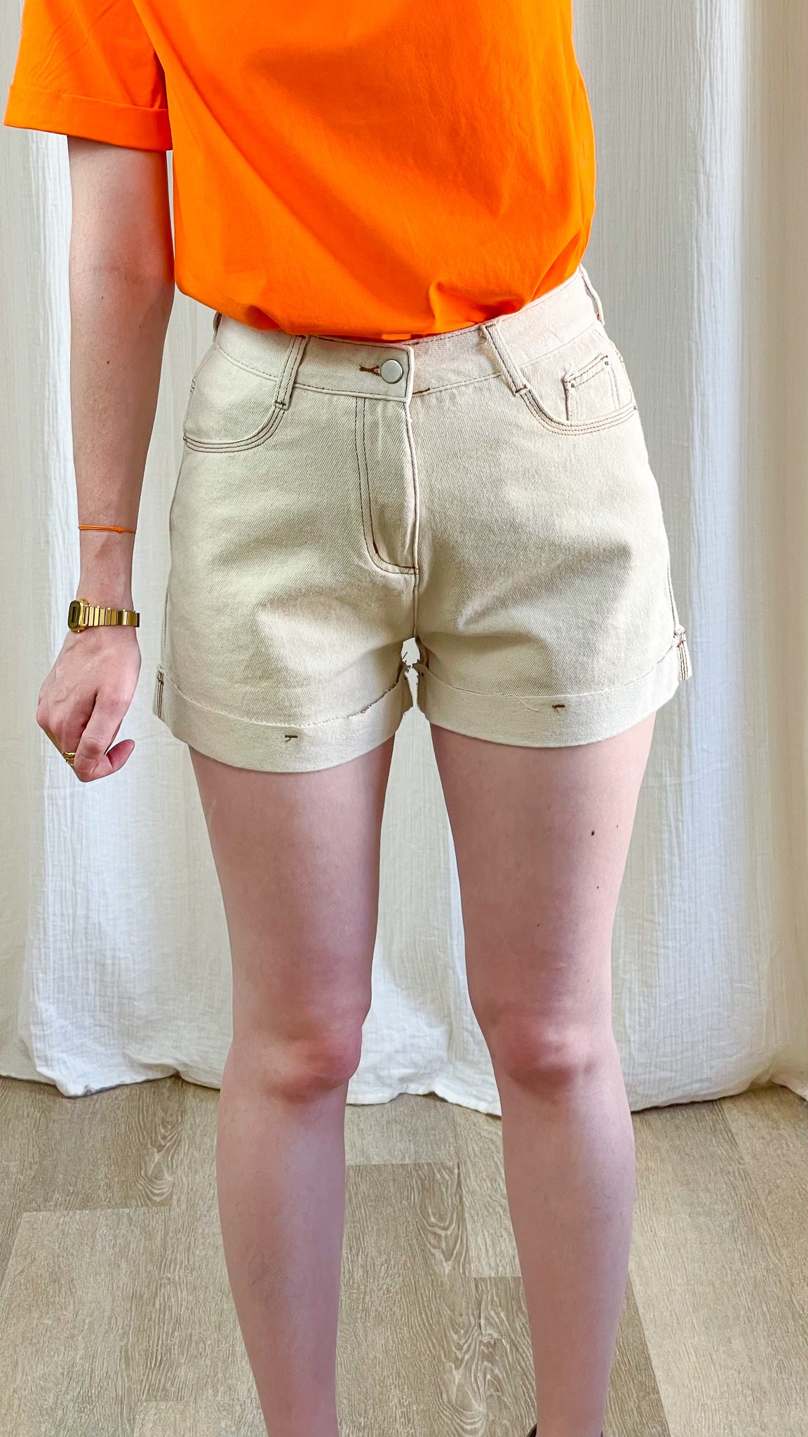 Short en jean beige écru femme coupe haute avec revers, style casual chic été, modèle Héloïse