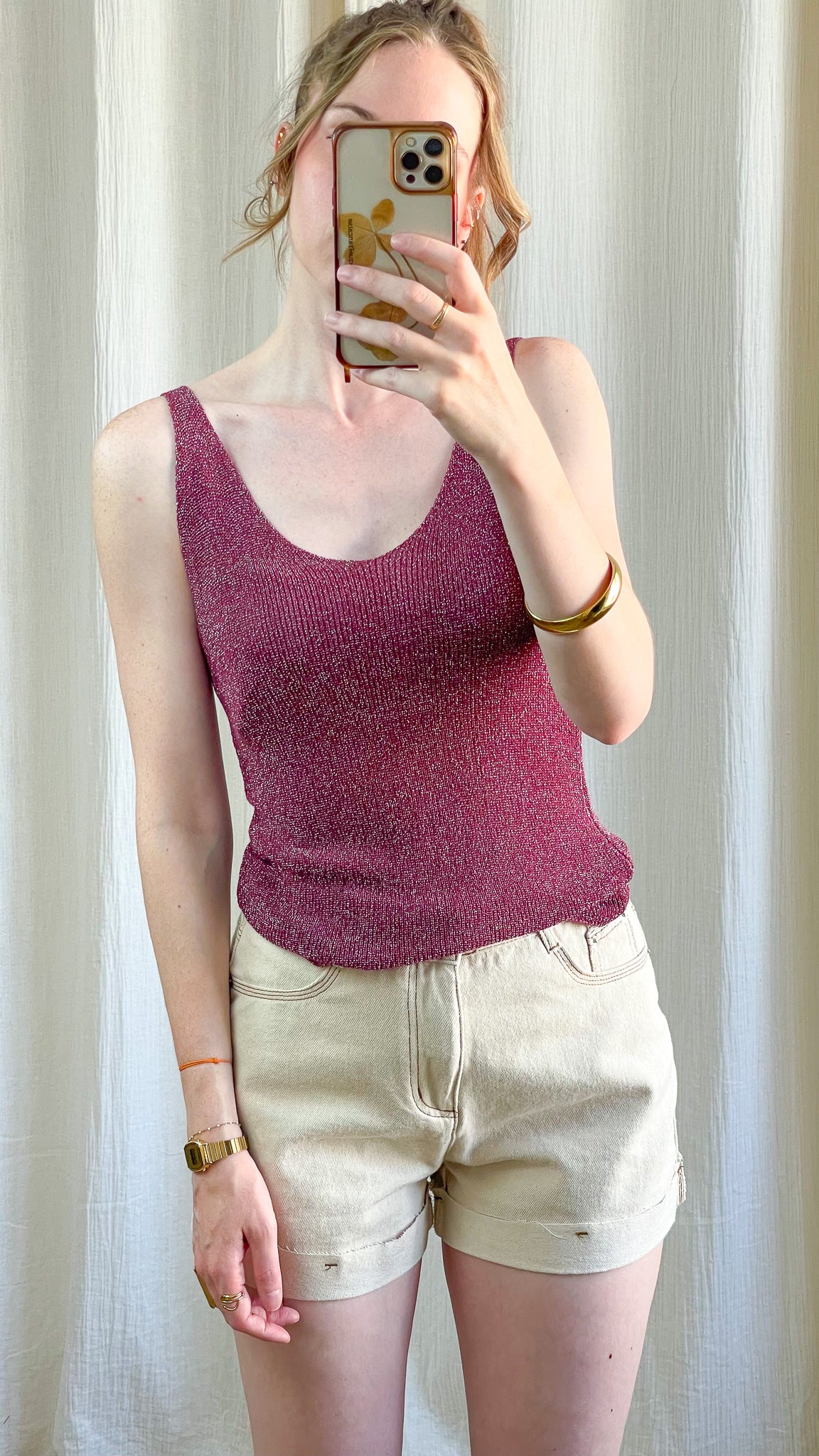 Top débardeur paillettes bordeaux en maille lurex fine à bretelles, porté avec short beige, style femme élégant été