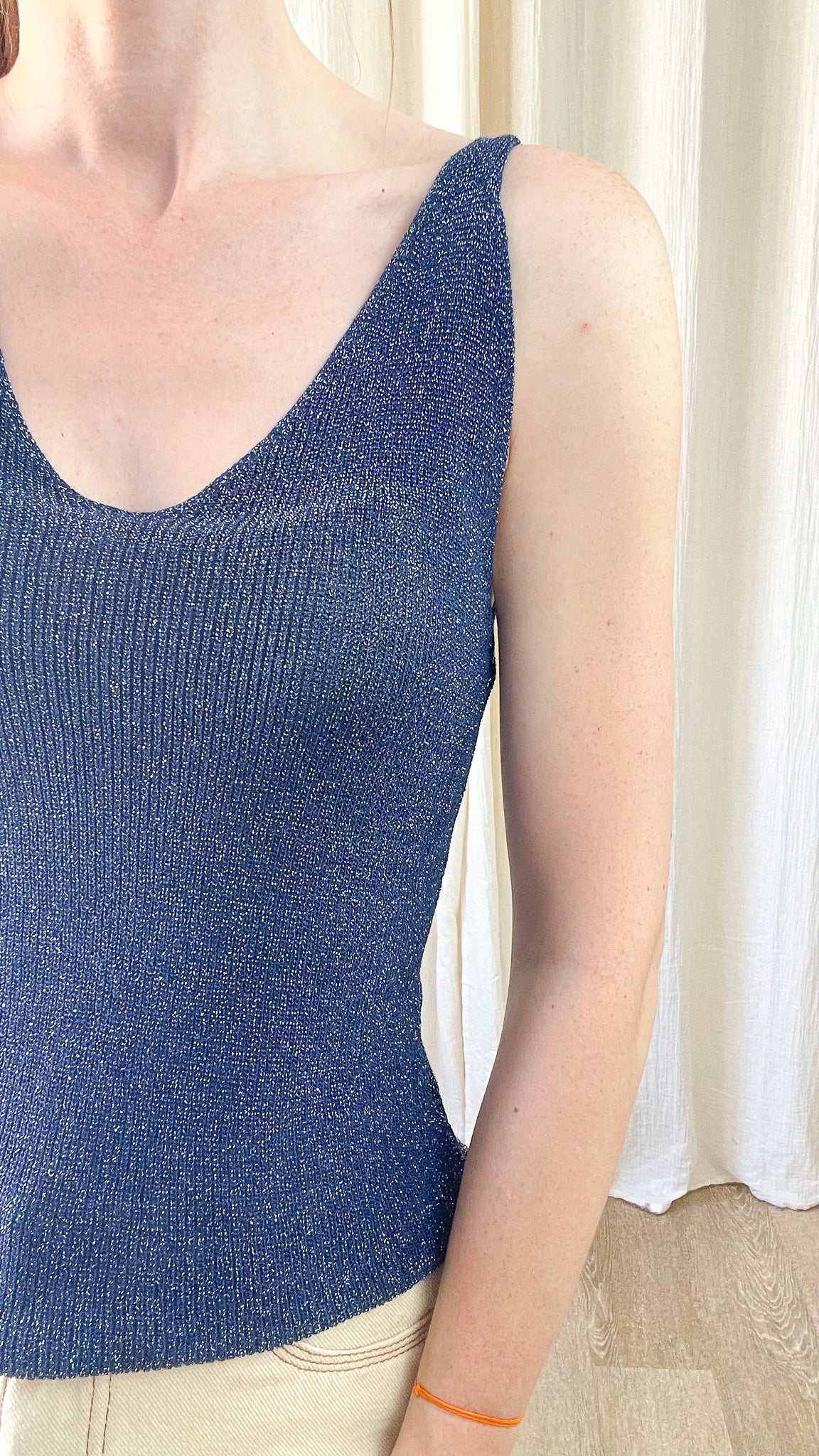 Top débardeur femme bleu marine à paillettes lurex, maille fine côtelée, décolleté V, style élégant été
