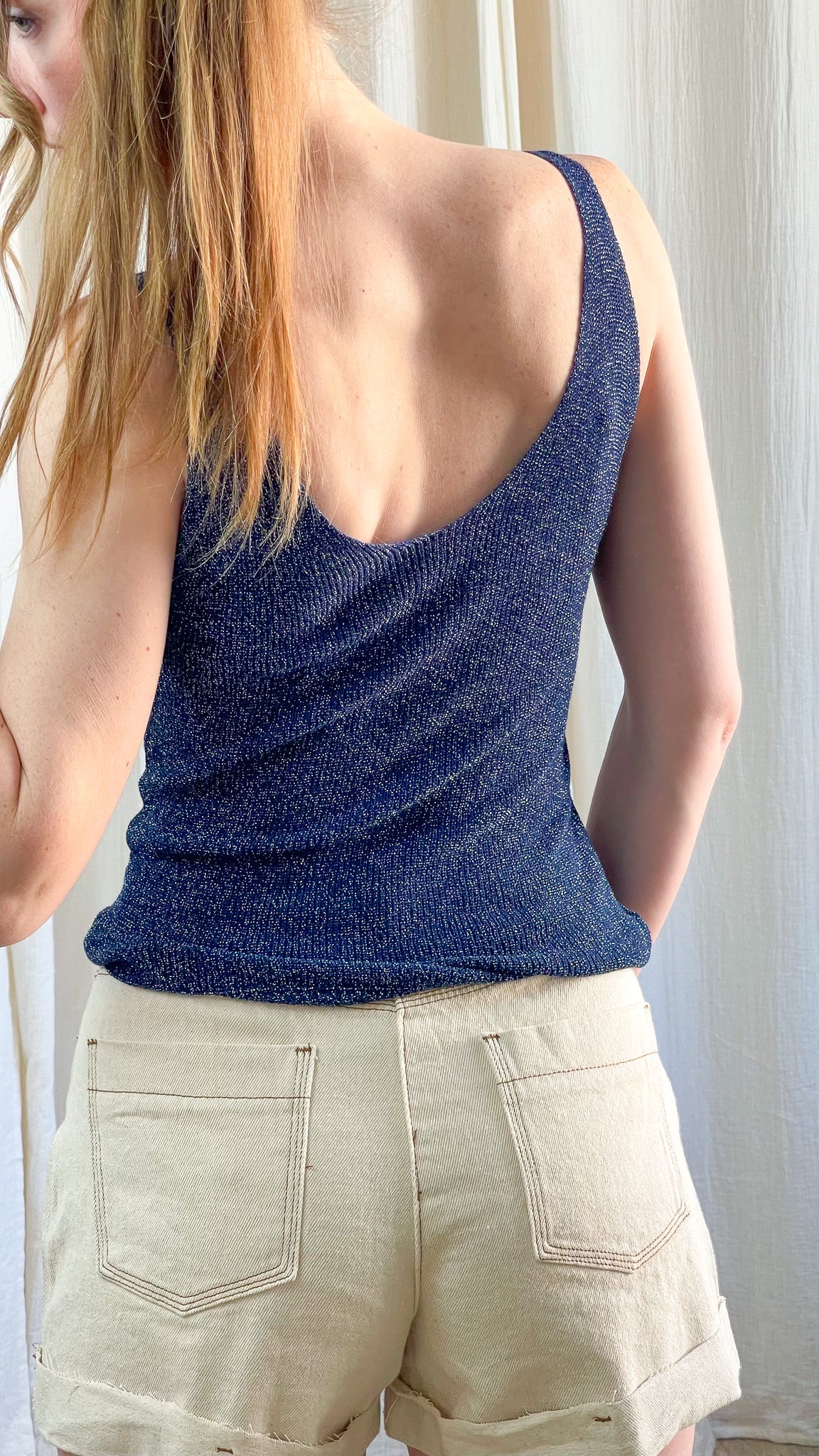 Top débardeur bleu marine à paillettes lurex dos échancré, maille fine scintillante femme style chic décontracté