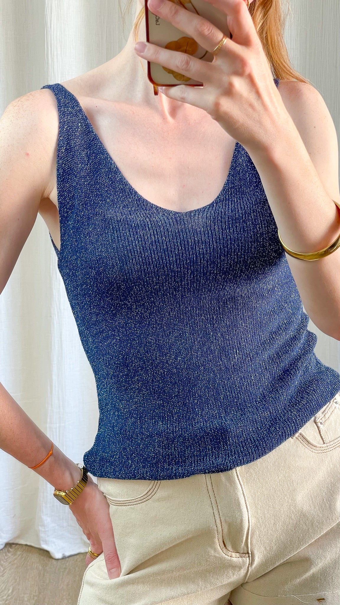 Top débardeur femme bleu marine à paillettes en maille lurex scintillante, décolleté arrondi, porté avec pantalon beige