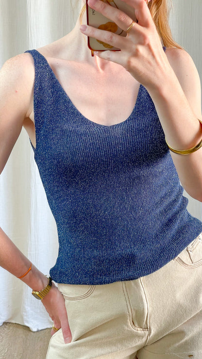 Top débardeur femme bleu marine à paillettes en maille lurex scintillante, décolleté arrondi, porté avec pantalon beige