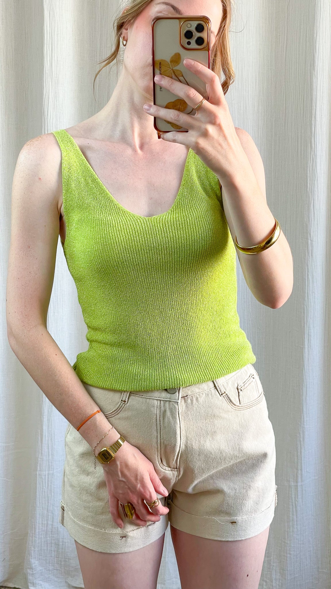 Top débardeur vert anis à paillettes en maille fine lurex femme, décolleté en V et bretelles larges style été