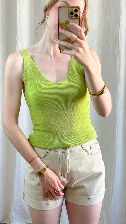 Top débardeur vert anis à paillettes en maille fine lurex femme, décolleté en V et bretelles larges style été