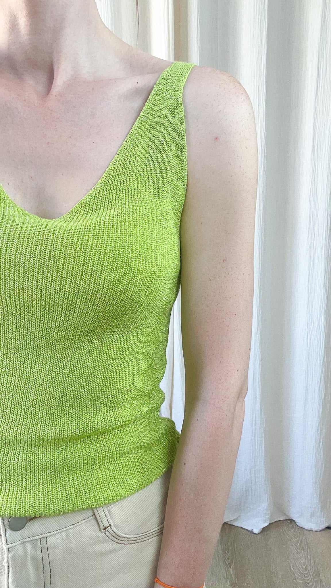 Top débardeur vert anis en maille lurex paillettes fines bretelles larges décolleté V femme porté avec jean beige
