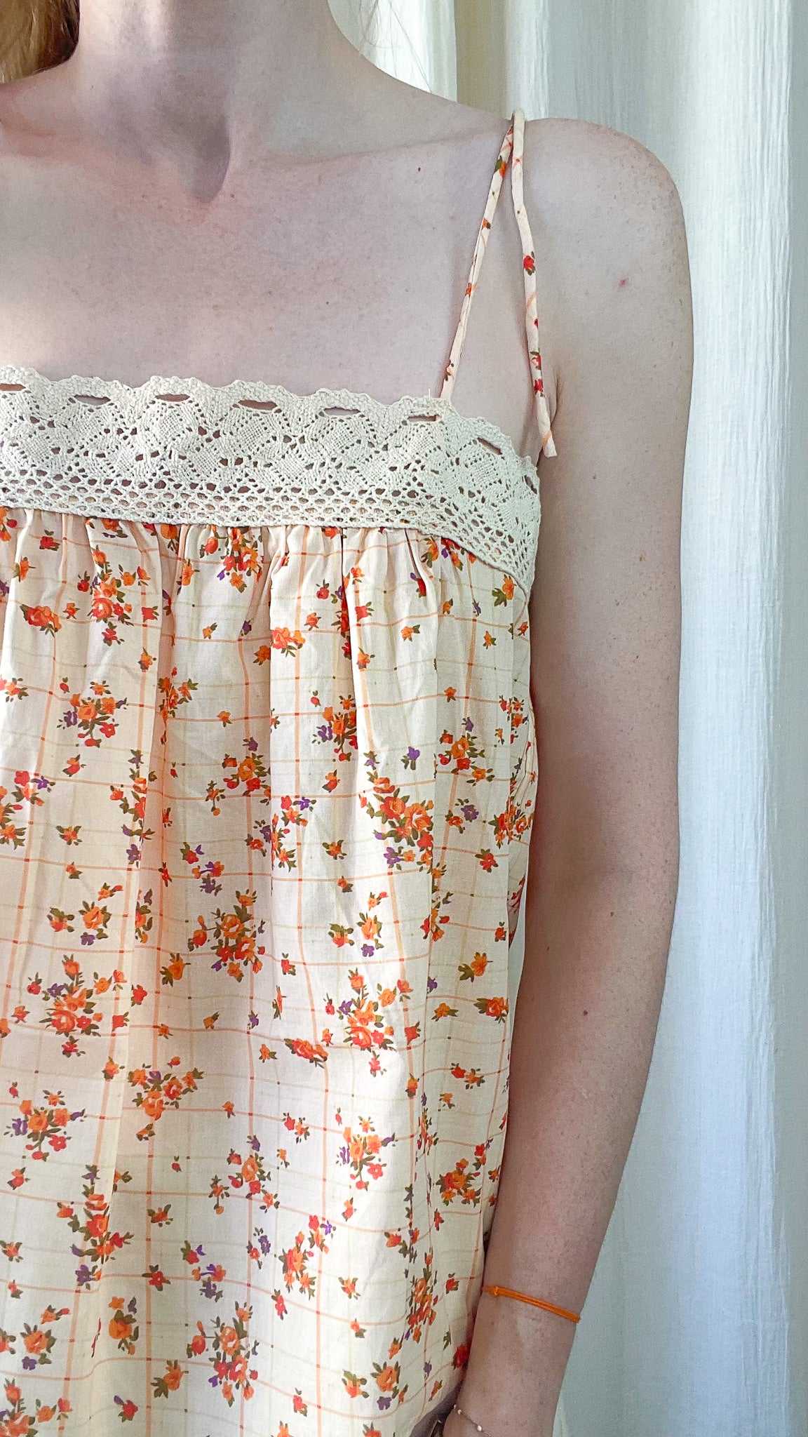 Top Mariam à fines bretelles motif floral orange et violet avec dentelle blanche style bohème romantique femme