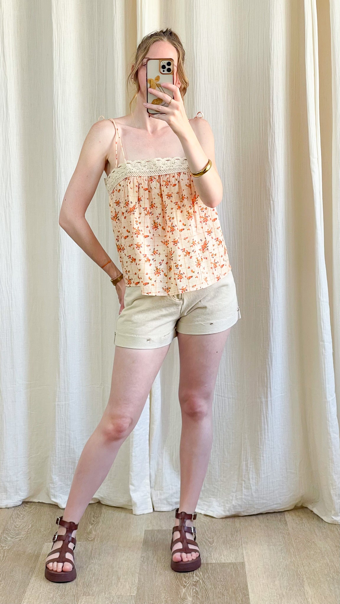 Top Mariam à fines bretelles imprimé floral orange et crème avec détail crochet bohème femme été