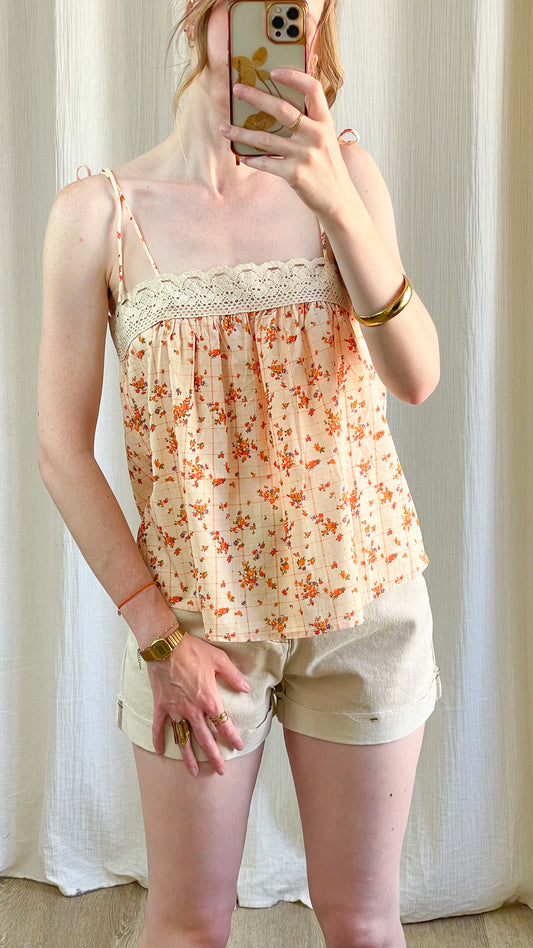 Top Mariam à fines bretelles beige motif floral orange avec dentelle crochet style bohème femme été