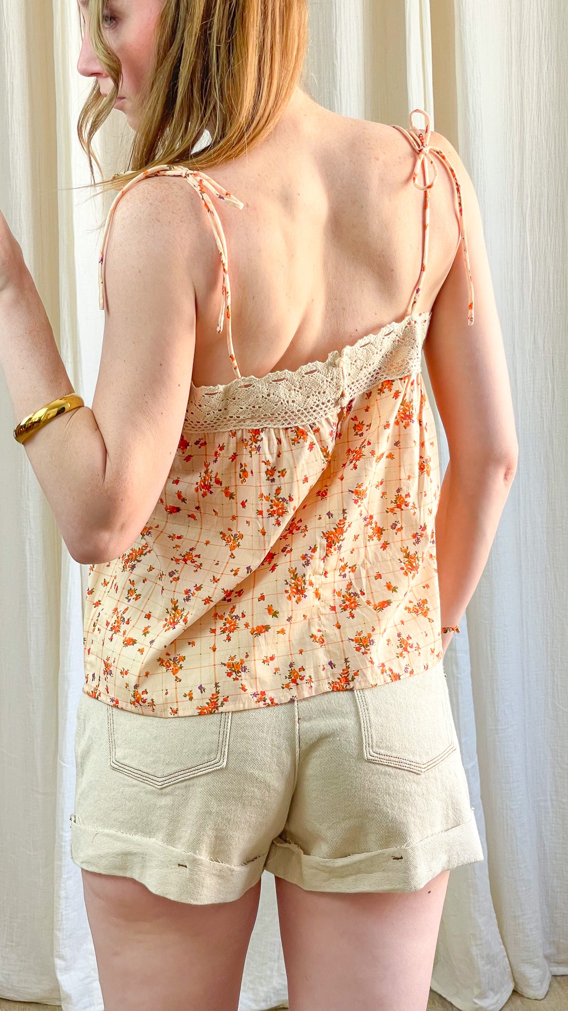 Top Mariam à fines bretelles nouées imprimé fleuri orange beige avec détail crochet dos ouvert style bohème femme été