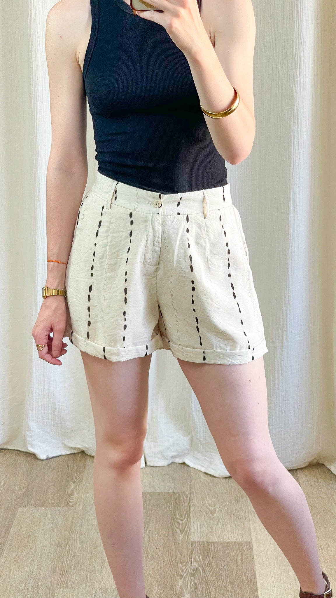 Short Josette femme taille haute beige à motifs géométriques noirs coupe fluide avec revers style bohème chic été