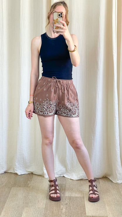 Short Éléna marron motif bandana paisley taille élastique avec cordon femme style bohème été