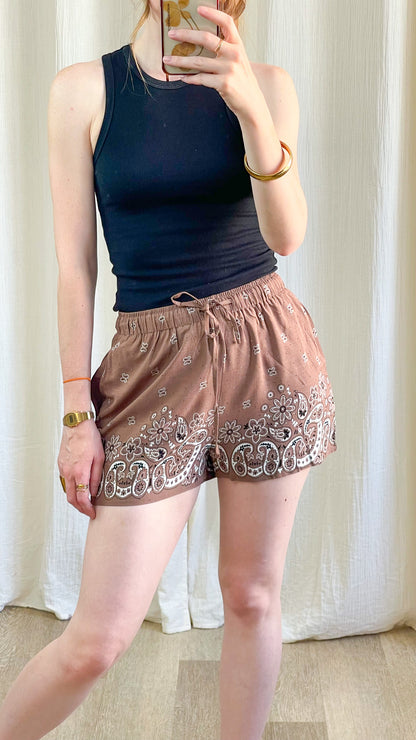 Short Éléna marron camel imprimé bandana paisley femme taille élastique style bohème été