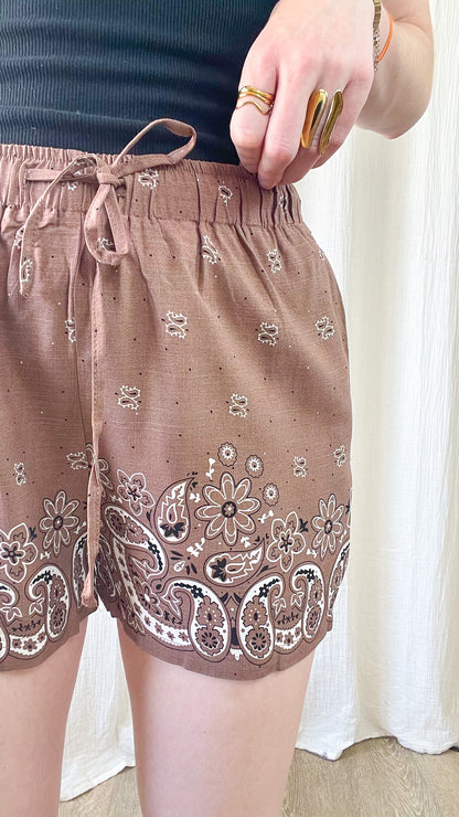 Short Éléna marron motif bandana paisley fleuri taille élastique avec lien femme style bohème été