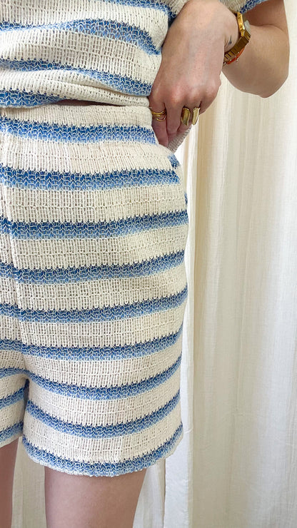 Short Lana rayé bleu et écru en maille ajourée coupe fluide femme été style bohème chic
