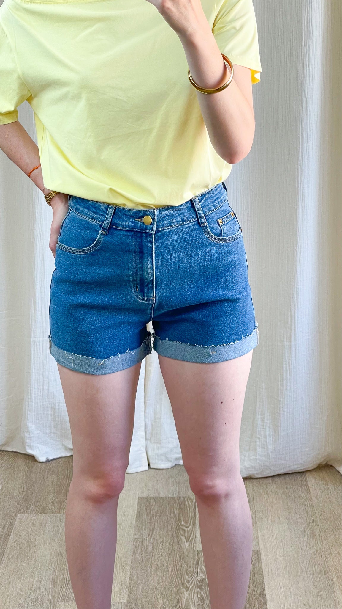Short en jean bleu taille haute femme avec revers, coupe mom vintage, bouton doré - Short Héloïse été