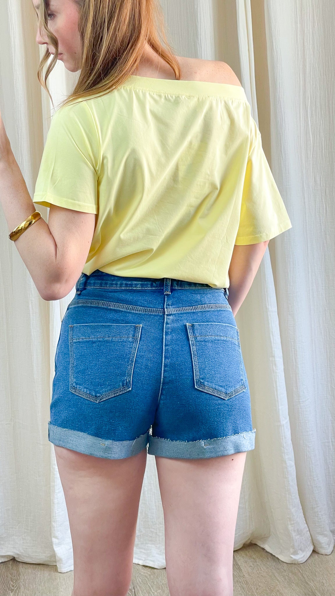 Short en jean bleu femme taille haute avec revers, coupe ajustée et poches arrière, style casual été