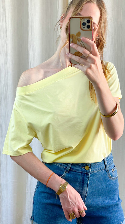 T-shirt Nina jaune pastel coupe loose épaule dénudée femme style décontracté été