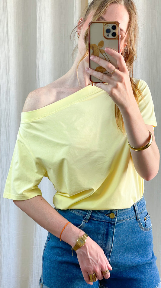 T-shirt Nina jaune pastel coupe loose épaule dénudée femme style décontracté été