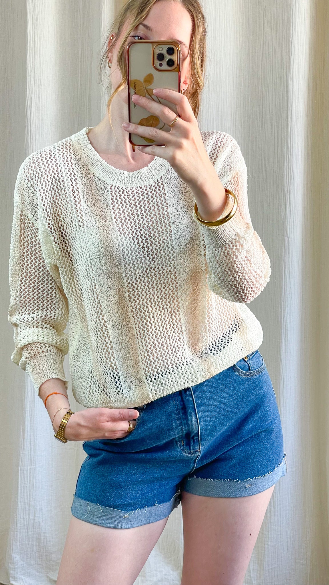 Pull maille ajourée écru femme coupe loose manches longues style bohème chic porté avec short en jean