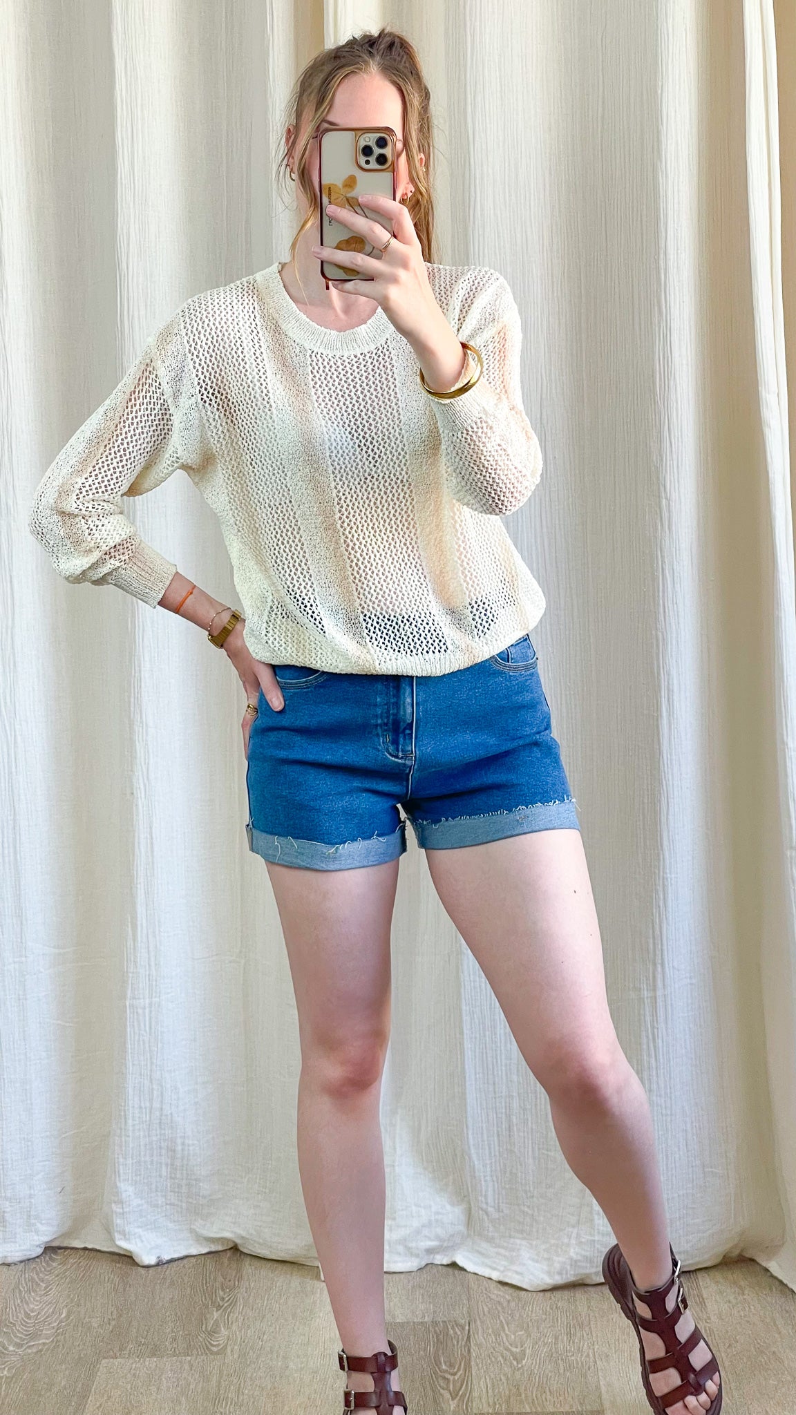 Pull maille ajourée écru femme coupe loose manches longues porté avec short en jean style casual printemps été