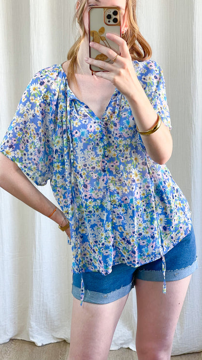Blouse Eva fluide bleu ciel imprimé fleurs marguerites manches courtes évasées femme style bohème été