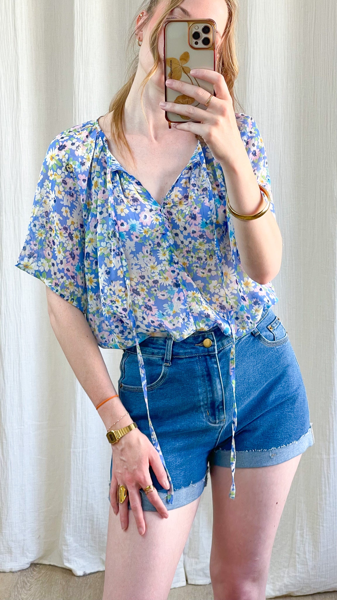Blouse Eva fluide bleu ciel imprimé fleurs multicolores manches courtes col V avec liens femme style bohème été