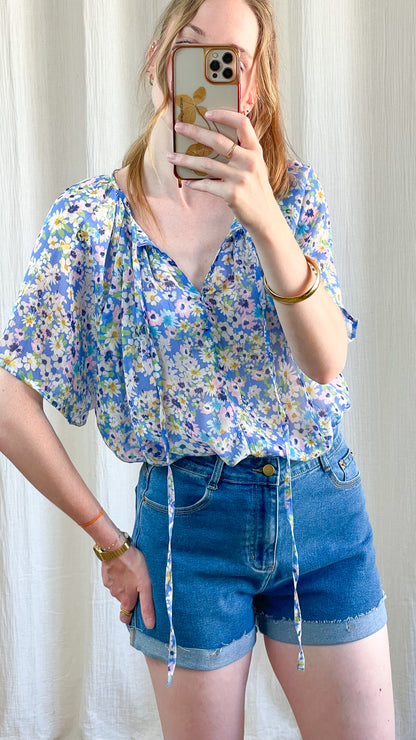 Blouse Eva fleurie bleue manches courtes col V avec liens à nouer, style bohème chic femme été