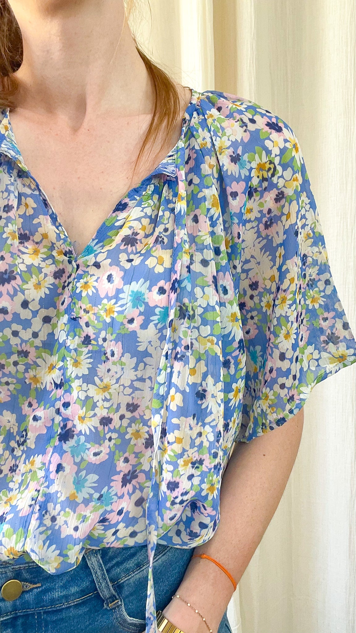 Blouse Eva fluide bleu ciel imprimé floral multicolore manches courtes col V femme style bohème chic été