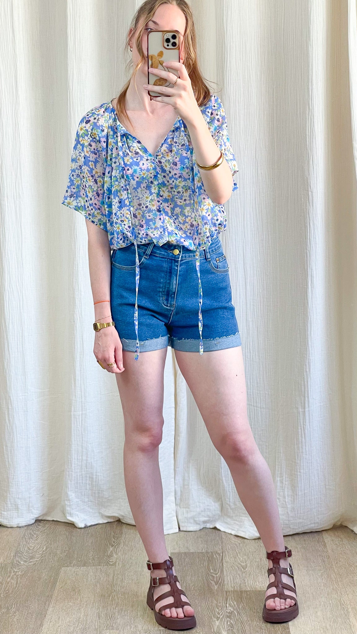Blouse Eva fleurie bleue manches courtes col V avec liens femme style bohème été