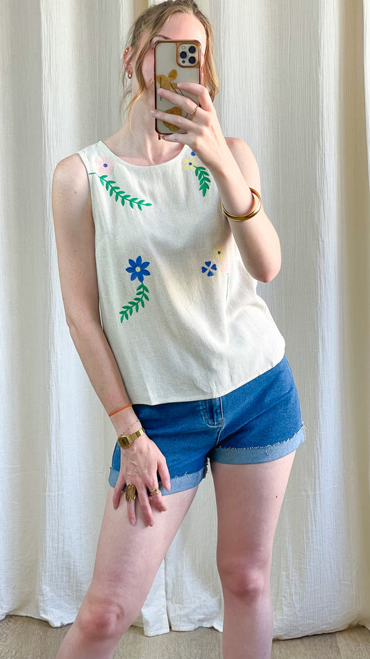 Top sans manches écru brodé fleurs bleues et vertes style bohème femme été